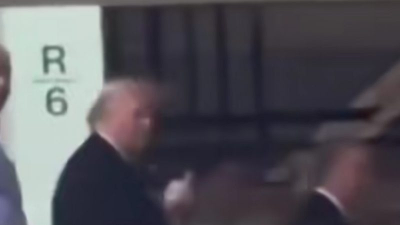 Trump responde con un gesto obsceno a un empleado de Ford que lo acusó de proteger a pedófilos