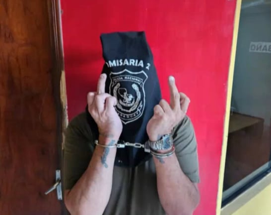 Detenido con 21 antecedentes se enojó y posó con los dedos groseros