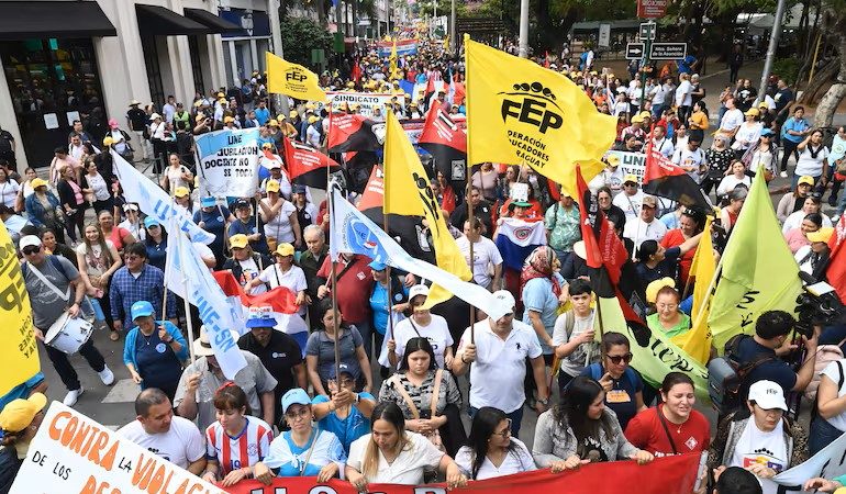 Docentes rechazan jubilación a los 57 y amenazan con paro escolar