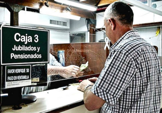 Docentes, militares y policías encabezan las cajas jubilatorias con mayor déficit