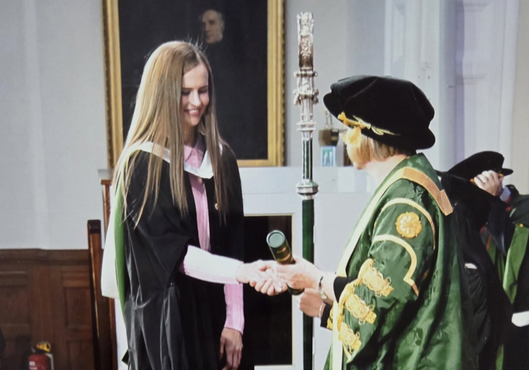 Paraguaya culmina maestría en Reino Unido con máxima distinción