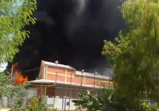 Voraz incendio afectó una fábrica de colchones en San Lorenzo