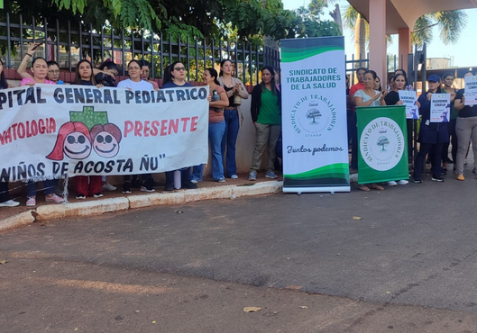 Personal de blanco del Hospital Acosta Ñu reclama pago de haberes atrasados