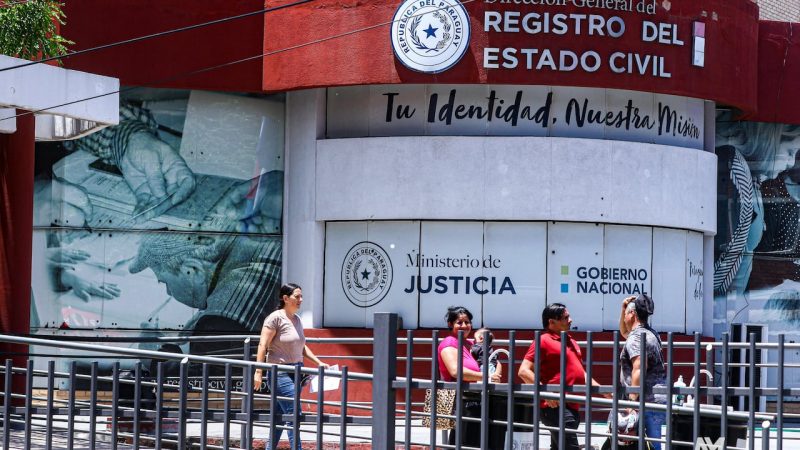 Donald Trump y John Lennon, en el Registro Civil de Paraguay