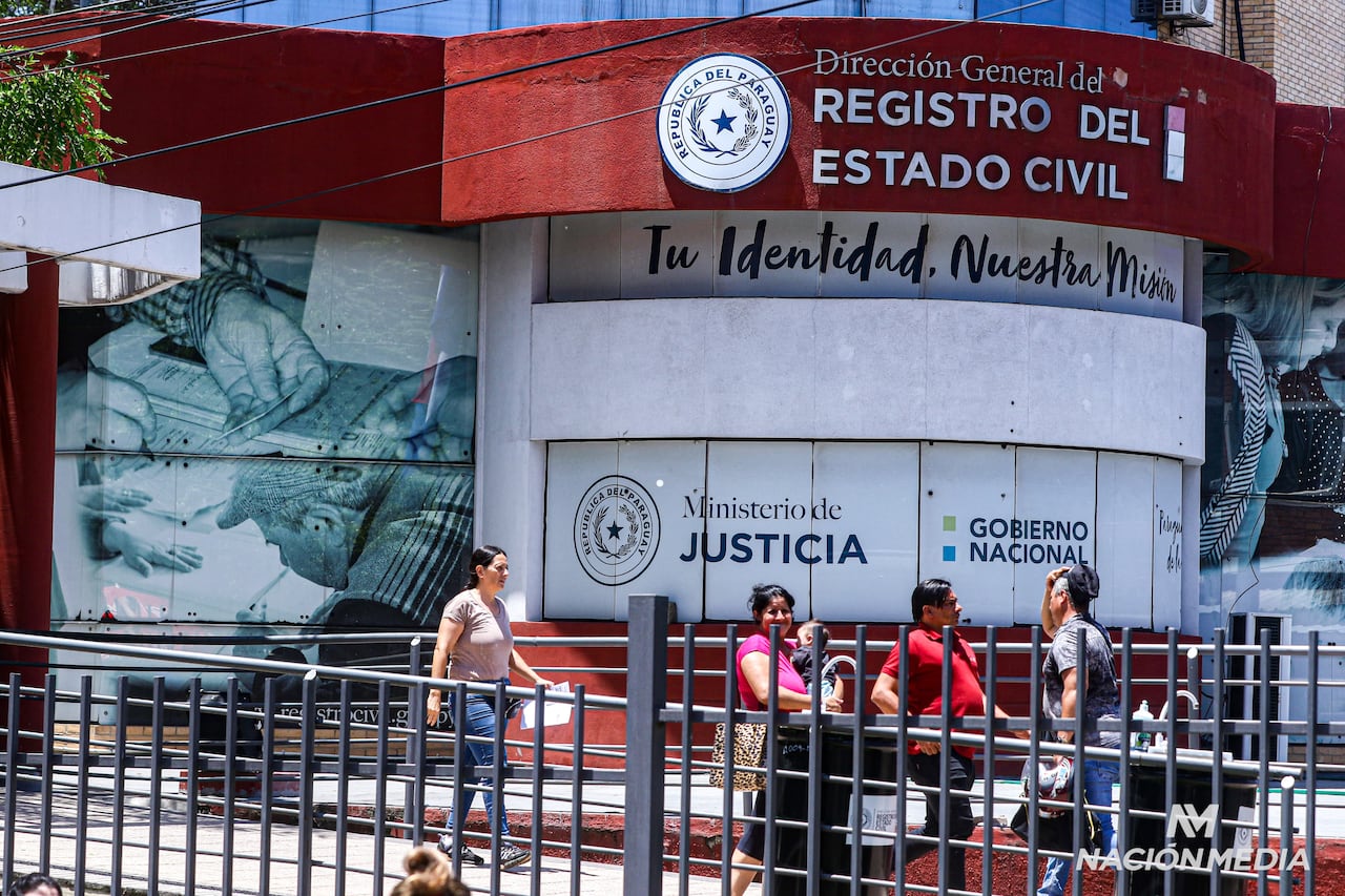 Donald Trump y John Lennon, en el Registro Civil de Paraguay