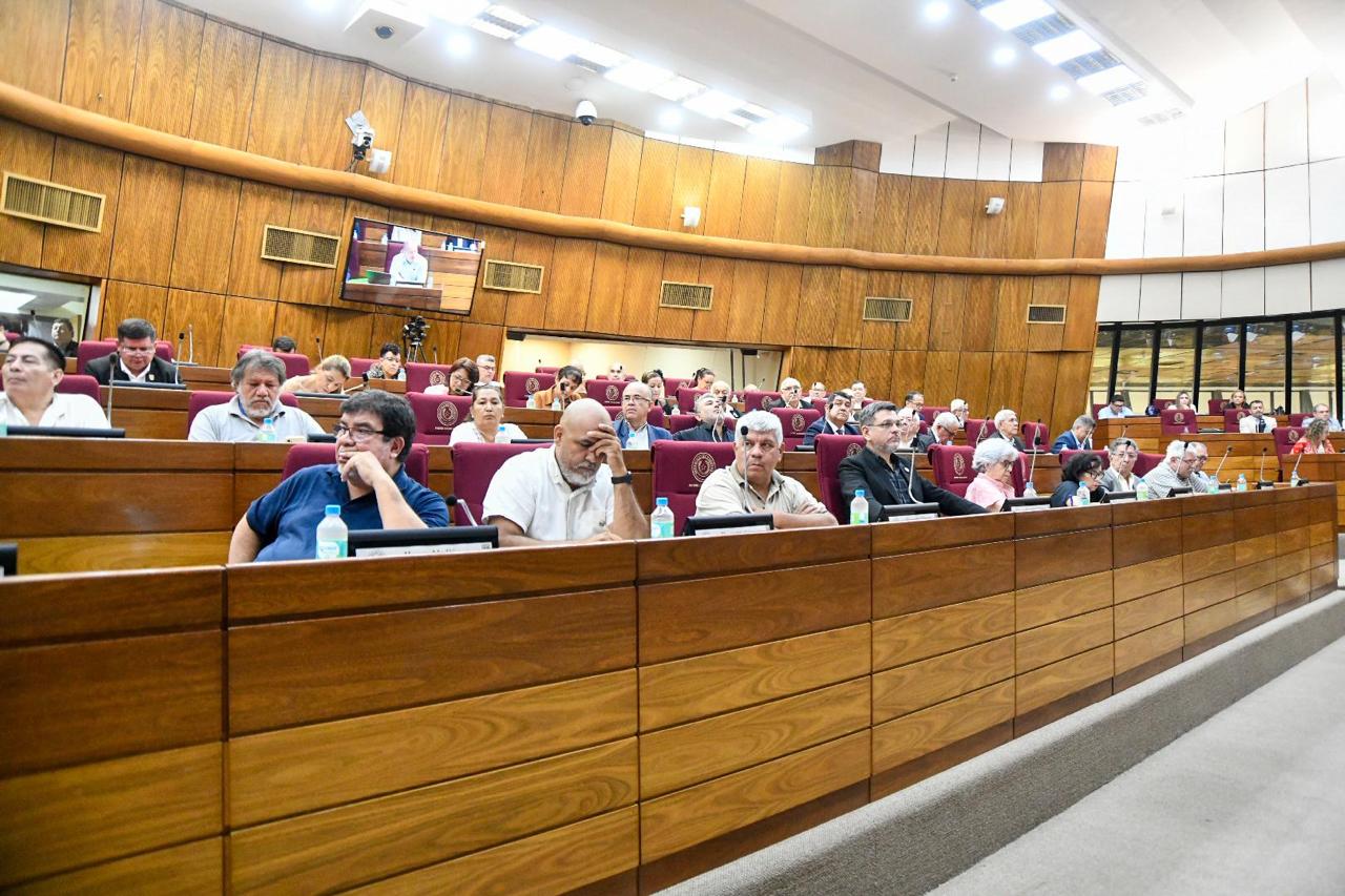 Docentes desafían al Congreso por reforma de la Caja Fiscal: «Revisen sus jubilaciones»