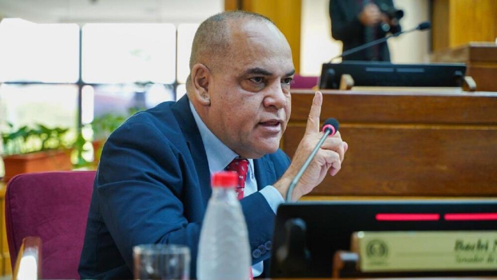 Bachi Núñez justifica contrato de ascensores y atribuye críticas a “guerra de empresas”