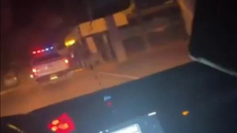 Conductora se arroja de un auto en movimiento para escapar de asalto