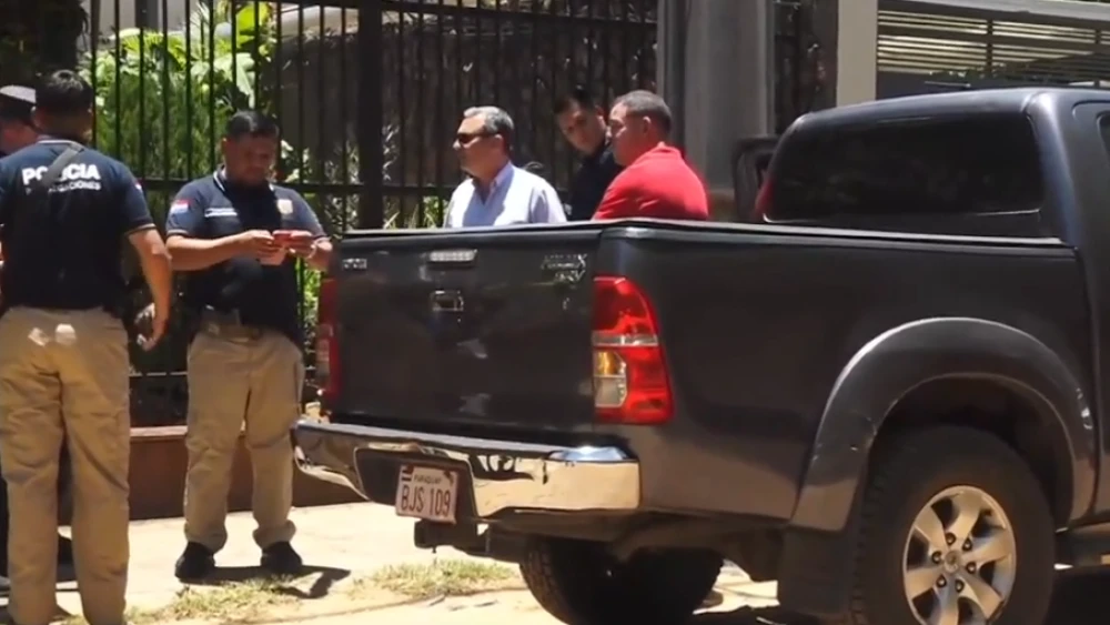 Encapuchados balean camioneta a una cuadra del colegio en Asunción