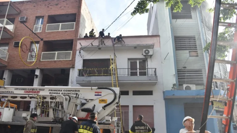 Varias personas fueron rescatadas tras incendio en edificio del centro de Asunción