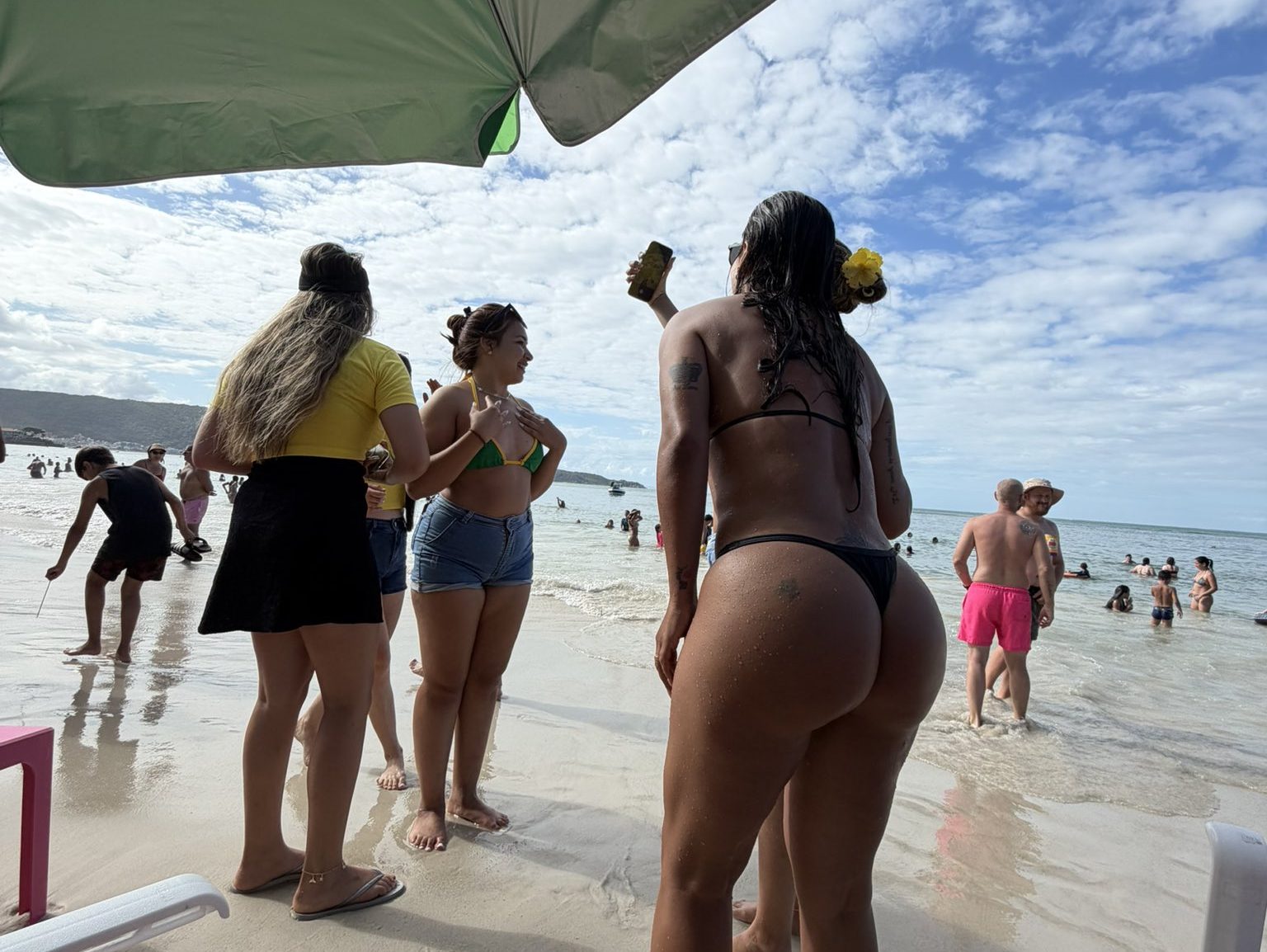 Larissa Riquelme presumió de sus curvas en playas del Brasil