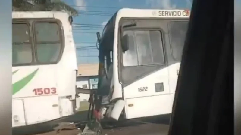 Choque de buses en la Transchaco dejó 19 heridos