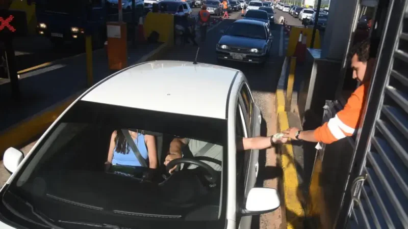 Caótico retorno: 50.000 vehículos colapsaron peajes de San Bernardino e Ypacaraí, reporta MOPC