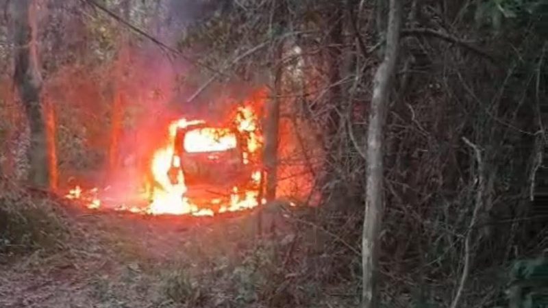 Agredió a su pareja, la amenazó de muerte y quemó su vehículo