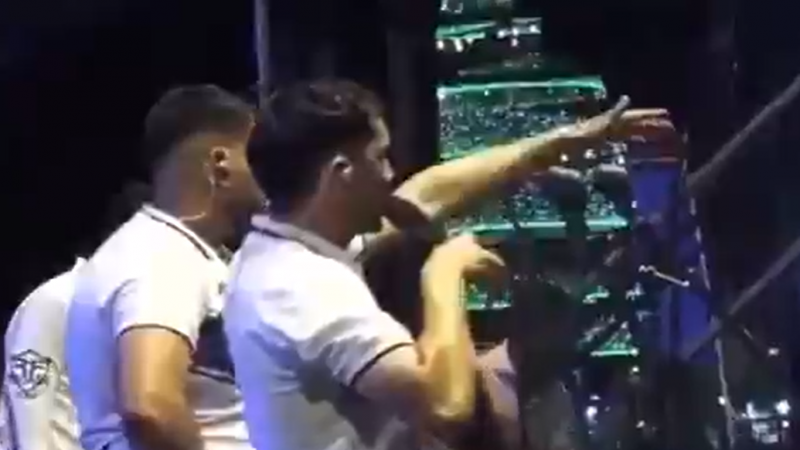 ¡Incidente en Ita! Le acertaron con una lata de cerveza al cantante y cortó el show