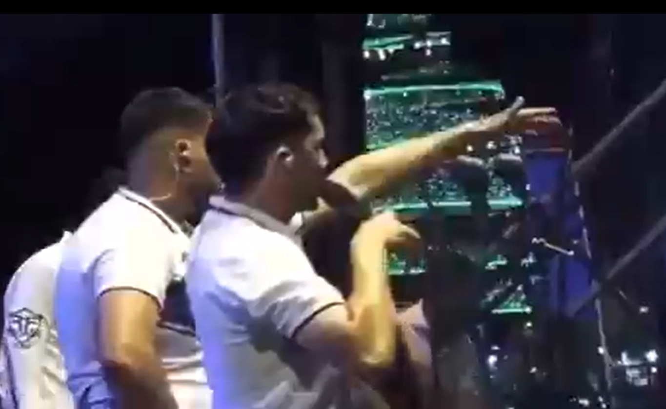 ¡Incidente en Ita! Le acertaron con una lata de cerveza al cantante y cortó el show