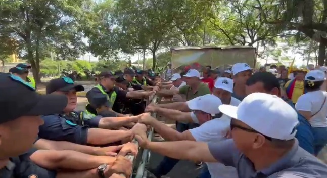 Tensión con la policía: docentes reprimidos frente al Congreso