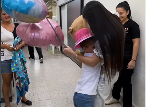 Laurys emocionó con una visita sorpresa a niños del INCAN