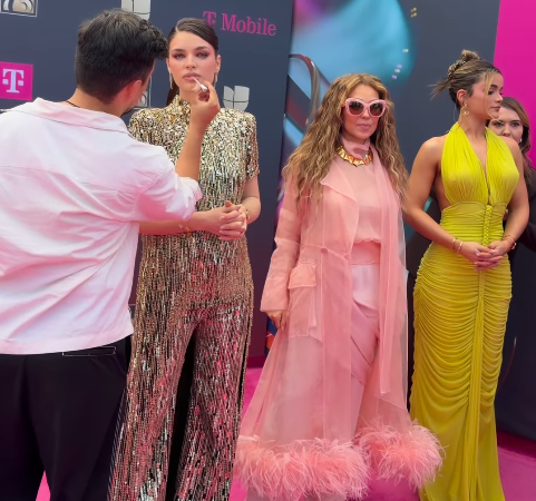 Nadia Ferreira, con asistentes paraguayos, en Premio Lo Nuestro