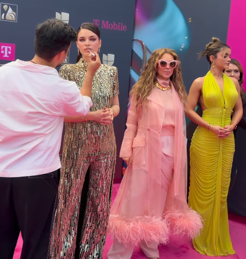 Nadia Ferreira, con asistentes paraguayos, en Premio Lo Nuestro