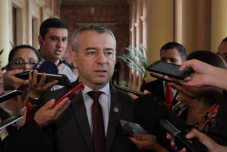 Acusan uso de encuestas manipuladas para presionar a Dani Centurión en Asunción