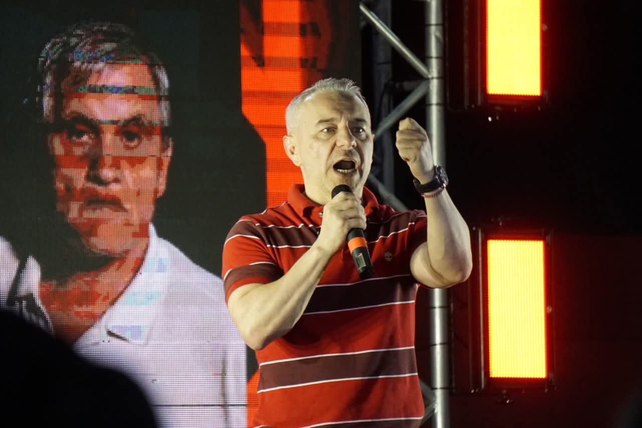 Centurión lanza su candidatura con promesas de reforma en Asunción