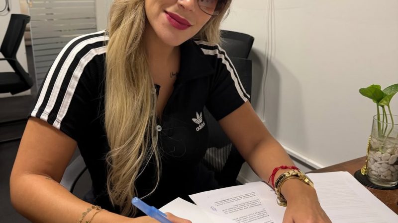 Después de su escándalo con Junior, Evelyn Gómez es contratada por el Grupo Vierci