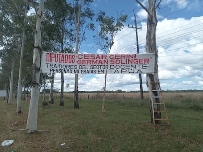 Escrachan a diputados cartistas en Coronel Bogado por apoyar reforma de la Caja Fiscal