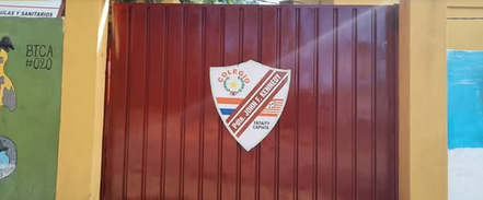 Colegio prohíbe que alumnos usen piercings, vapeadores y se tiñan el cabello