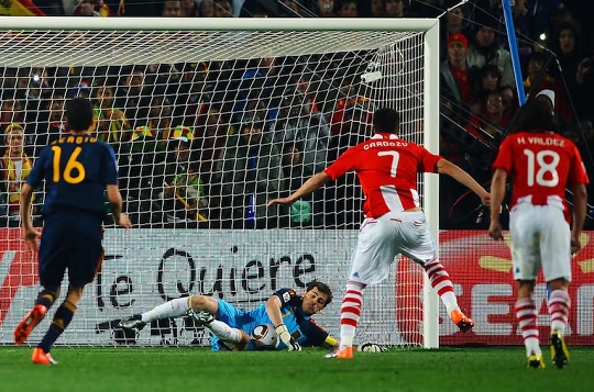 Tacuara Cardozo habló del penal ante Iker Casillas