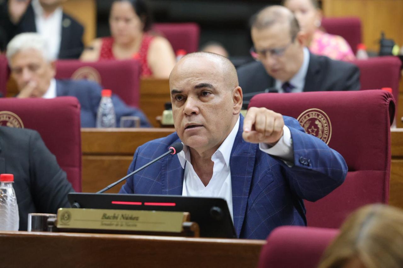 Docentes abuchearon a «Bachi» Núñez por defender reforma de la Caja Fiscal