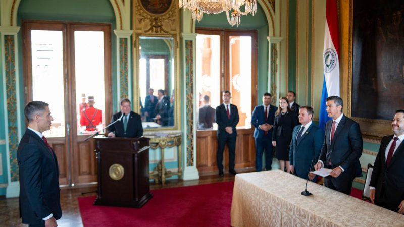 Marco Riquelme asume el MIC en medio de rumores presidenciales