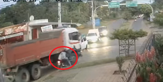 Acompañante de moto muere arrollada por un camión