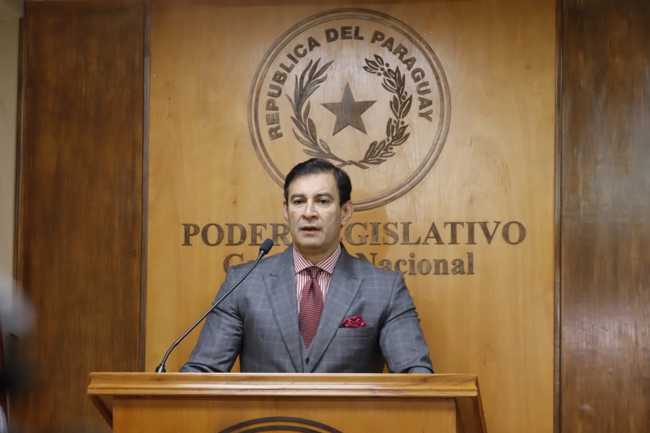 «Beto» Ovelar marca distancia: “El Senado no define el inicio de clases”