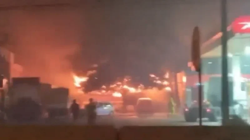 Noche de incendios en Ypacaraí y Villeta: Fuego casi llega a una estación de servicio