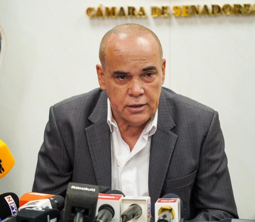 «Bachi» Núñez critica ostentación de autoridades y apunta a Meza y Sosa