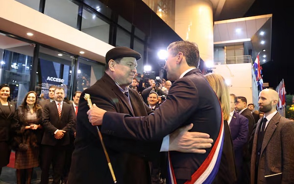 Amarilla oficializa postulación al PLRA y plantea cooperación con Peña