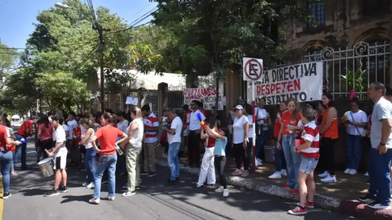 Manifestación en el Colegio Internacional: Hablan de “quiebre institucional” y no descartan recurrir al MEC