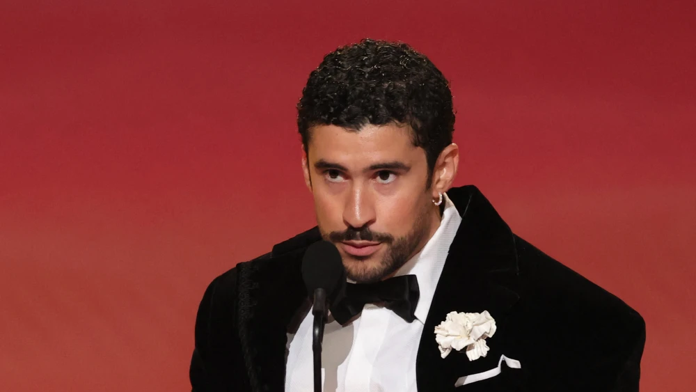 Bad Bunny arremete contra la policía migratoria de EEUU durante los Grammys